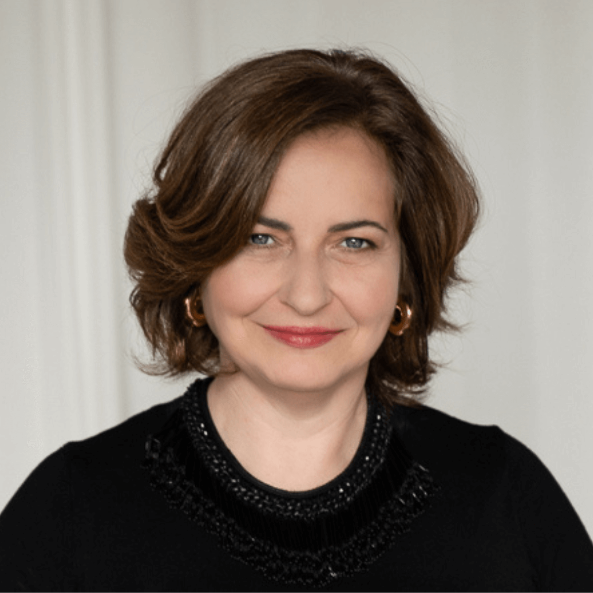 Natália pokojná, AI pre deti / AI pre rodičov / AI pre starých rodičov rodinné vzdelávanie o AI umelej inteligencii rozumieť doma digitálna pohoda rodiny / digitálne zdravie bezpečná AI pre rodiny AI a škola / AI v domácich úlohách kritické myslenie a AI AI bezpečnosť detí intergeneračné učenie AI AI workshopy pre rodiny AI bulletin (mesačný) komunita AI pre rodičov, generatívna AI pre deti, ChatGPT pre deti, promptovanie pre deti pravidlá AI doma / rodinné pravidlá pre AI AI detox, digitálna hygiena, čas pri obrazovke prevencia kyberšikany / bezpečnosť online pre deti rodičovská kontrola a AI / bezpečné AI nástroje AI a etika pre deti / fair-use, autorské práva zrozumiteľne AI a hoaxy / deepfake vysvetlené AI v škole: učitelia, trieda, domáce úlohy edukačné videá o AI / podcast o AI pre rodiny / YouTube AI pre deti AI nápady na tvorivé projekty doma AI a súkromie detí / GDPR pre rodičov zrozumiteľne rodinné AI výzvy (challenges) regionálne prednášky o AI / komunitné podujatia o AI AI kurzy a školenia pre rodičov / pre učiteľov mediálna a digitálna gramotnosť detí AI a duševná pohoda detí / psychologické tipy AI a ESG / digitálna inklúzia / CSR partnerstvá AI pre starého otca / AI pre starú mamu (jednoducho) jednoduché návody AI krok za krokom AI aplikácie pre učenie / produktivita žiakov AI pravidlá školy / komunikácia rodič–učiteľ bezpečné nastavenie AI nástrojov doma AI pre 7–10 rokov / AI pre 11–15 rokov AI a jazykové vzdelávanie / programovanie pre deti AI pre neangličtinárov (po slovensky)